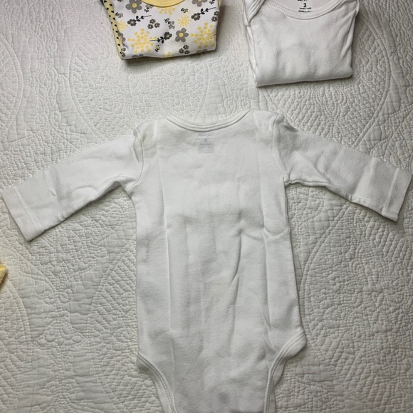Short  and Long sleeve Onesie Bundle : size 0-3 M and 3M - Picture 5 of 7